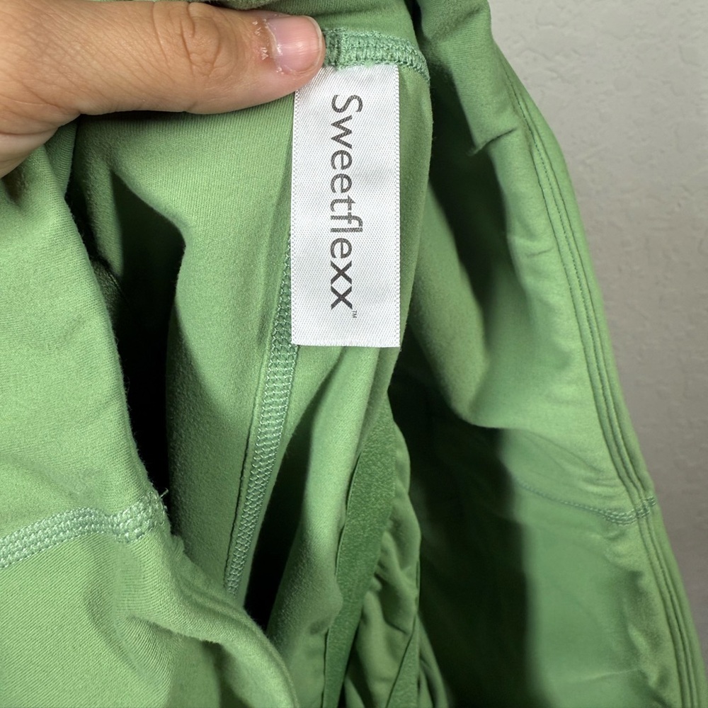 Seamless High-Waist Capri Leggings in Sage Green - Picture 9 of 11